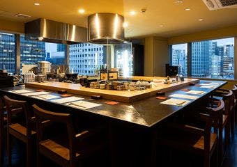 北新地の夜景を眺めながら、店主が心を込めて仕立てる和食と、全国から厳選した日本酒を味わう「日本酒と料理 くろ川」