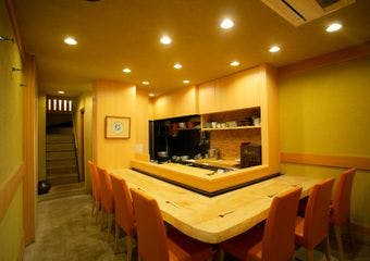 旬の地野菜や近海の魚介を自ら仕入れ、素材の持ち味を生かしたやさしい味わいを届けます。名物は、父の技を受け継いだ「カニクリームコロッケ」。