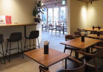 鮮度抜群の肉を使用したパティ、全粒粉バンズに薪火の軽い薫香を纏わせ、絶品の一皿に仕上げました。他の薪火料理とともに、特別なひとときを。