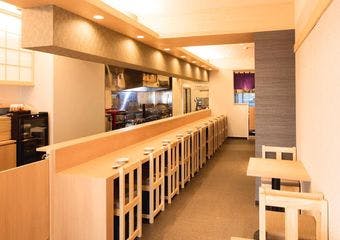 和の繊細な技で引き出す、食材本来の旨み。　本格和食とワインの優美なマリアージュを、落ち着いた空間でゆったりと。
