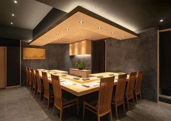 熟練した匠の技による鮨と蟹の饗宴