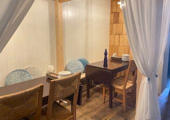 こだわりの種類豊富なお料理とドリンクをお楽しみください。