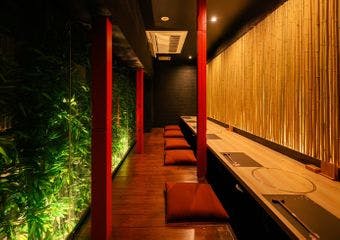 厳選された食材を用い、独自に開発・生産した「龍樹ビーフ」および「龍樹ポーク」は、ここでしか味わえない新たなA5ランクの逸品。