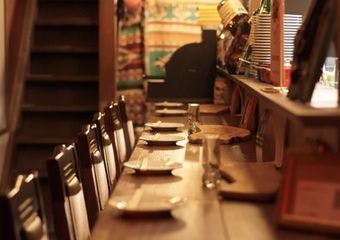 梅田の隠れ家「ヒッコリーバード」。上質な空間とこだわりの串料理で、女子会や大人のデートに最適です。