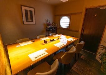 秋田・川反で35年。旬の食材を活かした江戸前寿司と会席料理を上質な空間で。