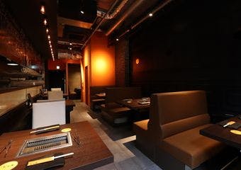 一頭買いの希少和牛を多彩に堪能。ユッケや肉寿司、自然派ワインも楽しめる上質焼肉店。