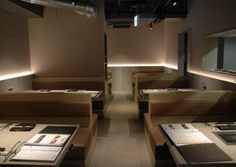 一頭買いの希少和牛を多彩に堪能。ユッケや肉寿司、自然派ワインも楽しめる上質焼肉店。