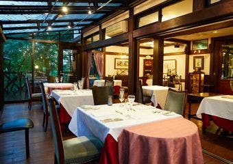 自然と地産食材が織りなす、ジビエ料理とワインの極上体験を