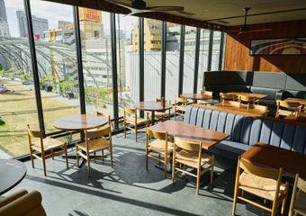 渋谷MIYASHITA PARK内に位置する「TWELVE On The Park」は、都市の鼓動と自然の静けさが共存する上質なダイニング。