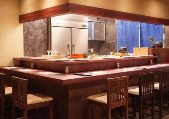 隠れ家で愉しむ、贅を尽くした鮨の饗宴。