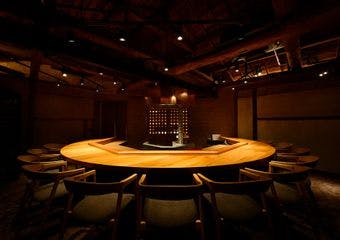 豊洲の初マグロも競り落とした「やま幸」様から仕入れたマグロ。直送ならではの鮮度と質を兼ね備えたこだわりのマグロを、存分にご堪能ください。