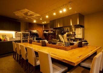 ゆっくり寛げる空間で楽しむ旬の海鮮と創作料理を全国の厳選地酒とともに