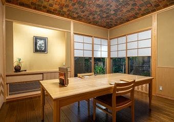 創業1856年。旧東海道沿いに佇むそば会席店。錦鯉が泳ぐ日本庭園があり、個室で季節の食材を使った会席料理と手打ち十割蕎麦をお愉しみいただきます。