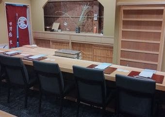 天然鮮魚と旬の野菜を軸にお料理を楽しんでいただく料理屋です。素材のもつ味、良さを生かし料理として程よく調和を保つことを心がけております。