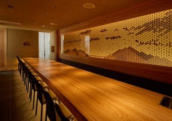 ゆとりある空間の一階席にてコース料理を、趣きある二階席ではアラカルト料理を用意。お客様のご用途やお好みに合わせて心ゆくまでお楽しみください。