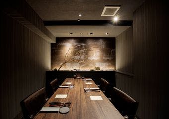 北海道食材と革新技法で魅せる創作和食×フレンチ。完全個室と多彩なペアリングで、癒しと感動に満ちた時間を。