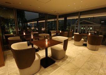 皇居の緑を望む隠れ家ラウンジで和洋折衷の上質なひとときを