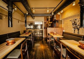 肉の味の濃い黒毛和牛の雌牛を仕入れ、全て手切りでカット。温かみのある空間、肩ひじ張らないアットホームな接客で旨い焼肉をご堪能下さい。