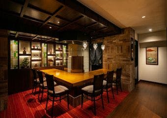 1000度超のコークス火力で焼き上げる極上ビフテキを、大正ロマン漂う空間で堪能する。