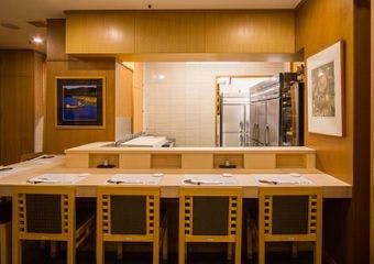 北海道の旬と伝統を活かした郷土料理を、落ち着いた個室空間でゆったり楽しめる老舗店。