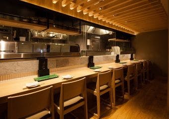 木の温もりに包まれた上質空間で、炭火焼鳥と美酒を愉しむ大人の隠れ家