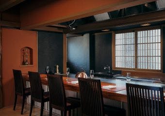 歴史ある総檜造りの空間で、文化人が集った軽井沢のサロン文化を感じながら、信州の恵みを活かした鉄板焼きとすき焼きをご堪能ください。