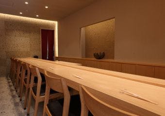 瀬戸内海と日本海、ふたつの海に囲まれた兵庫の豊かな海の幸を、一貫ずつ丁寧に握る職人の技。