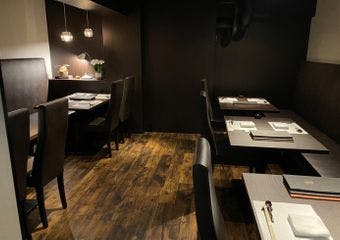 六本木の喧騒を忘れさせる癒しの空間で、博多炊き肉鍋の真髄を味わうひとときを