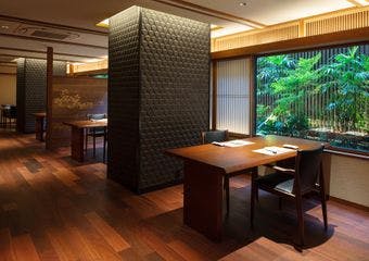 京都伝統の食文化を継承する知と技。四季折々の京野菜や旬の魚を使い料理人が丹念に仕上げた京の春夏秋冬の美味をご堪能ください。
