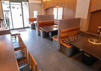 手打ち冷麺から本格的な炭火焼肉まで種類豊富な料理が味わえる、黒毛和牛の雌牛のみを使用したこだわりの焼肉をご提供