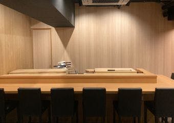 大山駅すぐ、静寂に包まれる本格鮨処