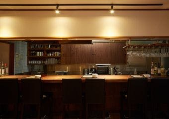 パエリアをツマミにワインを楽しむ。
隠れ家スペインバル。