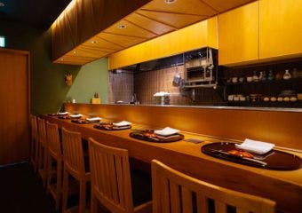 洗練されたカウンター席で一期一会の旬に心満たされる。広島市中区の隠れ家的一軒