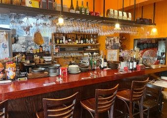 イカ墨パエージャや生ハム、豊富なワインとともに、本場スペインの雰囲気を下北沢で気軽に楽しめます。