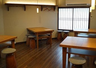 厳選佐賀牛の牛鍋と自家製蕎麦を、和モダン空間で堪能。接待やデートに最適。