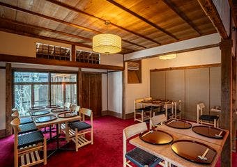 創業明治24年料亭菊水楼が江戸前うなぎ専門店「うな菊」に続き、地焼きの鰻屋「梅鉢」を開業。店内で割いた新鮮な鰻を炭火で焼き上げます。
