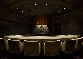 親方・織田一志が魅せる、伝統と革新による此処でしか味わえない新たな鮨の表現。　完全予約制の隠れ家で非日常的な夜を。　接待やデートにも。