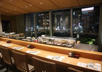 厳選素材と熟練の技が織りなす江戸前寿司で、隠れ家の夜景を心ゆくまで堪能