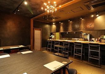 生でも食べられるほどの質の良さと濃厚な旨味が特徴のブランド鴨「京鴨」が楽しめる鴨料理店です。