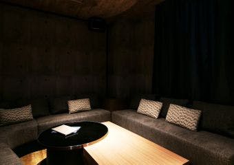 西麻布の夜を彩る隠れ家ダイニングバーで、上質なイタリアンと多彩な料理を堪能