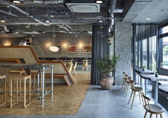 国産素材にこだわった独創的な料理をワインと合わせて