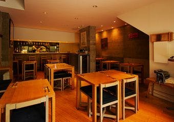 手間ひまを惜しまず、プロの技を駆使した料理と相性バッチリのワインを気軽に楽しく食べて飲んで「本当においしい」を心ゆくまで堪能してください。