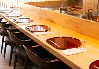 京都の旬食材を吟味し、名料亭の味を受け継いだ日本料理を提供。カウンターで頂く揚げたての天ぷらが楽しめる洛北の隠れ家。
