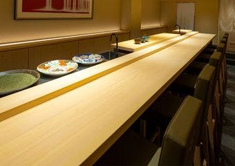 歴20年の職人が紡ぐ至極の一貫を美酒と共に。