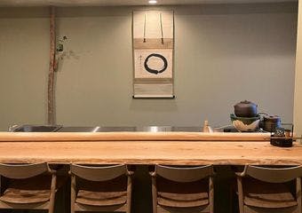 茶懐石の考え方をベースとした昼と夜のコースを提供。旬の食材を用いた薄味ベースの懐石料理は、接待や記念日等、特別な日のお食事にもぴったりです。