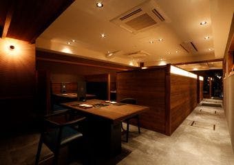 鹿児島黒牛の最高鮮度を、ヒマラヤ岩塩で味わう贅沢な焼肉専門店。落ち着いた空間で極上のひとときを。