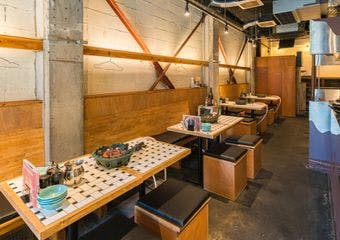 東梅田でしじみとホルモンの新境地 五感で楽しむ鉄鍋料理がここに