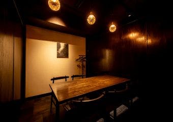 手捏ねした作りたてのつくね、全国の農家を直接訪れて集めた良質な野菜を、食材への感謝の気持ちを込めて、旬を感じられる調理にてご提供します。
