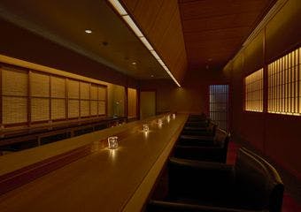 赤坂の隠れ家バーで、職人技のカクテルと加賀料理を贅沢に。