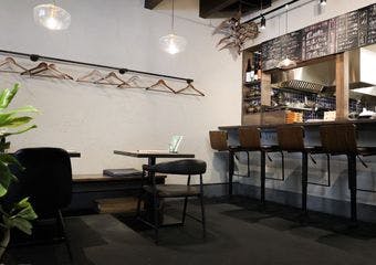 鳥羽直送の新鮮魚介を使った、心温まる炭焼き料理で、大人も子供も楽しめるお洒落なひとときを